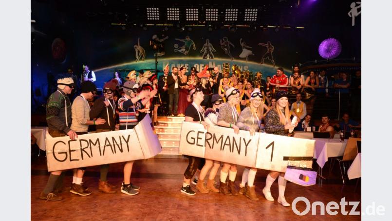 Um Siegerehren fuhren die beiden &quot;Bobs&quot; durch die Vohenstraußer Stadthalle bei der Maskenprämierung. Am Schluss entschied die &quot;Jury&quot; die Flasche Sekt als Preis dem tollen Gefährt &quot;Germany 1&quot; mit dem Damenbesatzung zu überreichen. Bild: bey