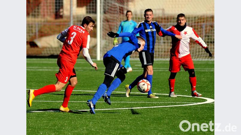Josef Rodler (hinten, blau) versucht einen tschechischen Spieler zu blocken, während der Weidener Niklas Lang (vorne, blau) mit dem Ball Land gewinnen will. Bild: werner franken