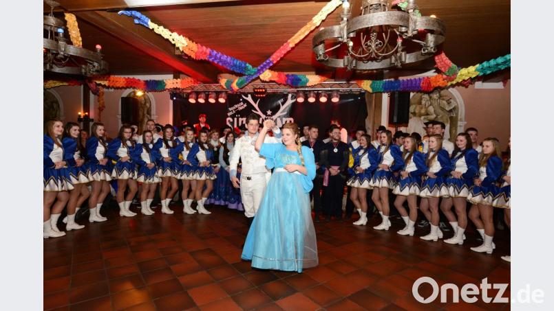 Das Faschingsprinzenpaar René I. und Alexandra II. hat im Bachofnersaal seinen ersten großen Auftritt. Begleitet vom Hofstaat und den Garden zeigten sie ihre Tanzeinlage. Bild: bey