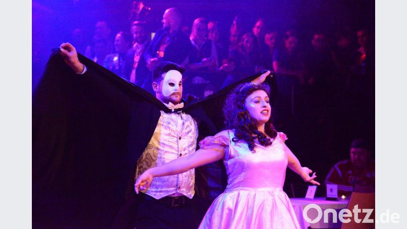Die Faschingsgesellschaft Knappnesia aus Sulzbach-Rosenberg hatte eine Vielzahl von Musicals in ihrem Showprogramm mitgebracht. Mit dabei auch das &quot;Phantom der Oper&quot;. Bild: bey