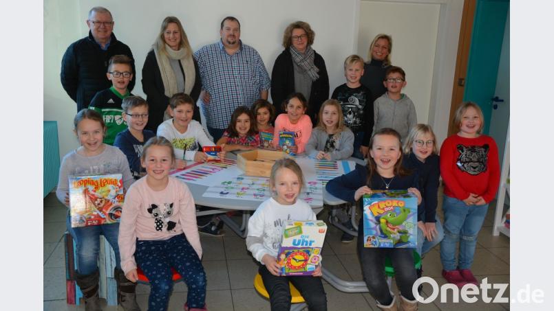 Große Freude bei den Pechbrunner Schulkindern über die neu eingerichtete Lese- und Spielecke in der Aula der Grundschule. Dank der finanziellen Unterstützung des Elternbeirates und der Gemeinde konnte das Projekt in die Realität umgesetzt werden. Bei der Übergabe mit dabei waren (hinten von links), Bürgermeister Ernst Neumann, Elternbeiratsvorsitzende Sandra Dehmel, sowie die Elternbeiräte Thomas Lippert und Manuela Schinner, sowie Lehrerin Silke Ruß. Bild: jr