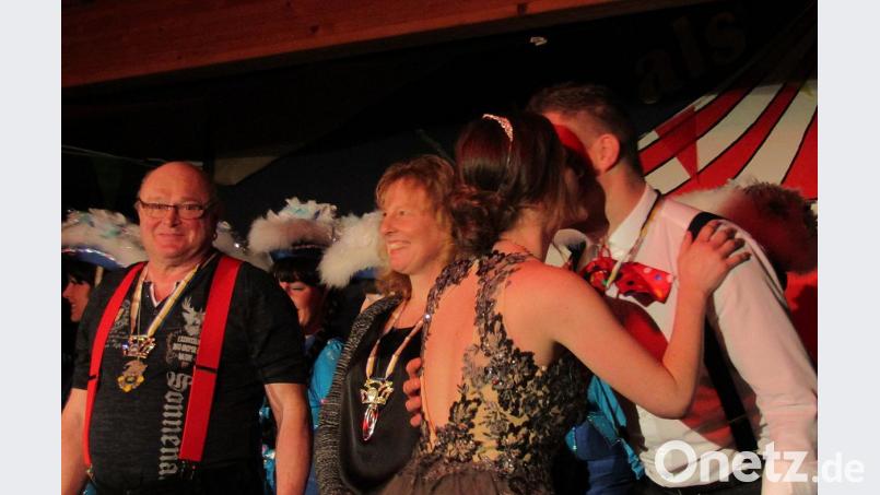 Fürs langjährige Mitmachen bei der Faschingsgesellschaft Michelfeld werden (von links) Richard Haberberger, Simone Winkler und der gerade von Prinzessin Jenny I. geküsste Bernhard Ziegler ausgezeichnet. Bild: sck