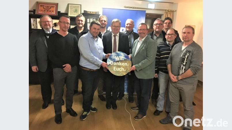 Wichtige Themen gab es bei der Vorstandssitzung des CSU-Arbeitskreises für Außen- und Sicherheitspolitik zu besprechen (vorne von links): Ronny Kühnel (Kreisvorsitzender Weiden), Daniel Müller (Amberg), Oberbürgermeister Michael Cerny, Bezirksvorsitzender Andreas Otterbein aus Kastl, Christian Eiban (Bezirksgeschäftsführer), Matthias Rackwitz (Bezirksverband), sowie hinten von links Christoph Obracaj (stellvertretender Bezirksvorsitzender), Hans Gmeiner (Weiden), Huberth Rosner (Weiden), Peter Wunder (stellvertretender Bezirksvorsitzender), Friedrich Barth (Bezirksverband) und Bezirksgeschäftsführer Thomas Schmidt. Bild: exb