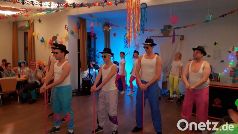 Wahre Begeisterungsstürme lösten "Wonderwomen and the Laserboy" beim Pfreimder Pfarrfasching aus, die von Andrea Armer choreografiert, die Stimmung zum "brodeln" brachten. Bild: hir