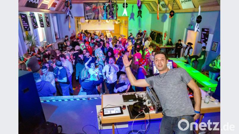 Ausgelassene Stimmung bis in die frühen Morgenstunden. DJ EddiE alias Ediz Kozanli (rechts vorne) heizte den Partygästen mit jeder Menge guter Musik ein. Bild: sml