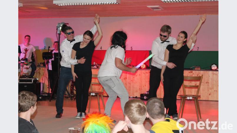 Dirigent Seppus Wolfratus muss alles geben, um die Musiker des Salonorchesters Berlin im Takt zu halten. Bild: exb