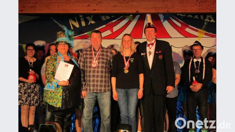 Für (von links) FG-Präsidentin Elke Haberberger gibt’s Karten zur Generalprobe des Frankenfaschings 2020, und Werner Steubl sowie Melly Dietl hängt Präsident Marco Anderlik den aktuellen Sessionsorden des Fastnacht-Verbands Franken um. Bild: sck