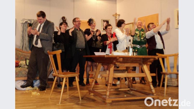 Szenenapplaus, aber auch zum Schluss der Aufführung gab es ausreichend Beifall für die Darsteller der Inzendorfer Gruppe. Bild: ksi