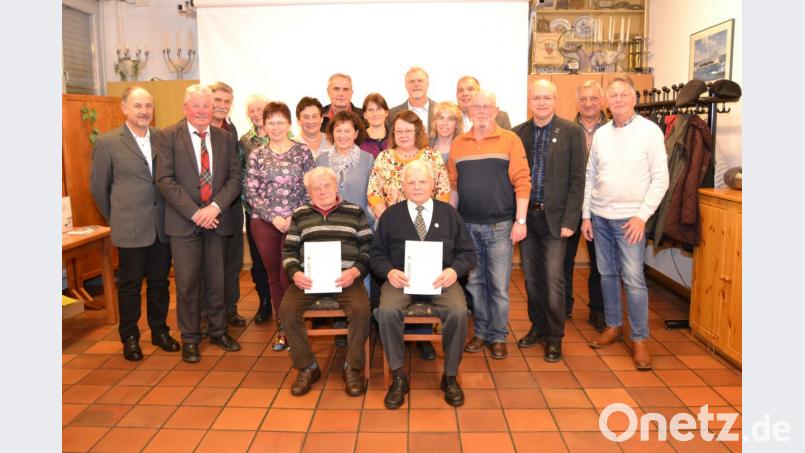 Vorsitzender Klaus Fischer (Dritter von rechts) und sein neuer Stellvertreter Hans Gallersdörfer (links) gratulieren den für 40-jährige Mitgliedschaft Geehrten (vorne) und den Neugewählten. Bild: hcz