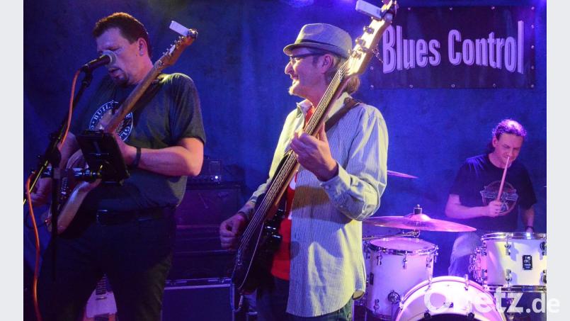 "Blues Control" liefern dem Publikum großartige Songs. Bild: Kunz