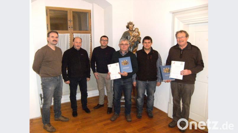 Zwei Mitglieder der ehemaligen Kirchenverwaltung Hohenthan wurden bei der konstituierenden Sitzung verabschiedet (von links): Herbert Seer, Engelbert Träger, Marco Morgado, Wendelin Schmid (25 Jahre), Andreas Röckl und Gerhard Hecht (18 Jahre). Bild: exb