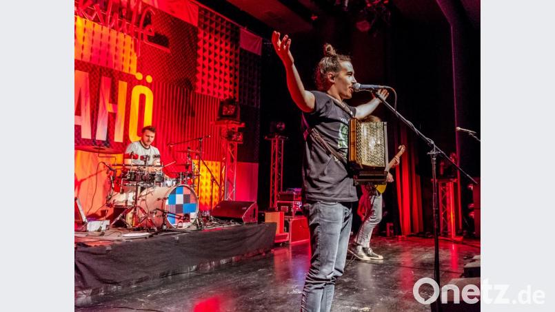 Frontmann Florian Ritt heizt das Amberger Publikum an Bild: chl