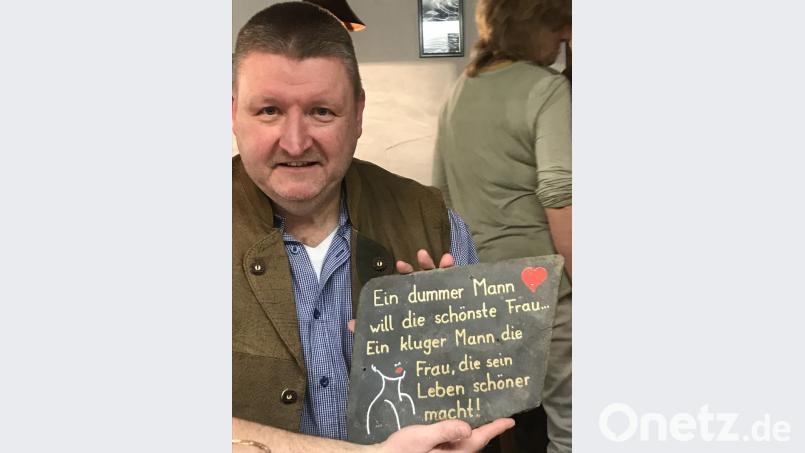 Auch Vorsitzender Klaus Schuster hat bei der Frühjahrsversammlung des Obst- und Gartenbauvereins eine Schiefertafel gestaltet. Bild: exb