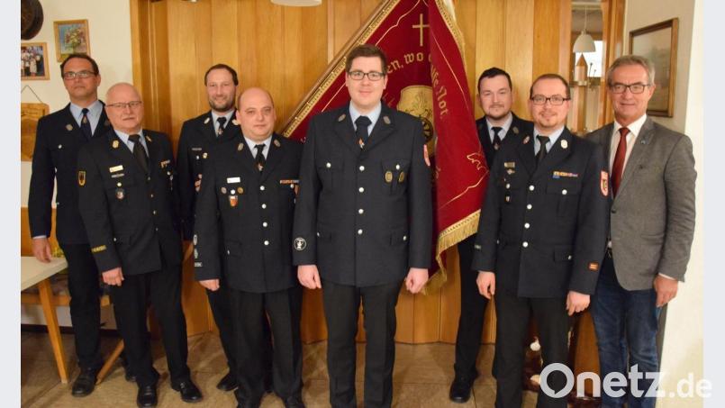 Michael Eldracher (Mitte) wurde als neuer stellvertretender Kommandant der Kötzersdorfer Feuerwehr gewählt. Er leitet mit Kommandant Markus Nickl (Vierter von links) die aktive Feuerwehr. Der bisherige zweite Kommandant Tobias Busch (Dritter von links) wird dennoch die Aktivitäten der Wehr weiterhin unterstützen. Bürgermeister Werner Nickl und KBM Florian Braunreuther (von rechts) leiteten mit KBI Otto Braunreuther (Zweiter von links) die Wahl. Auch Vorstand Peter Hautmann (Iinks) und zweiter Vorsitzender Stefan Pflanzl (Dritter von rechts) gratulierten. Bild: mde
