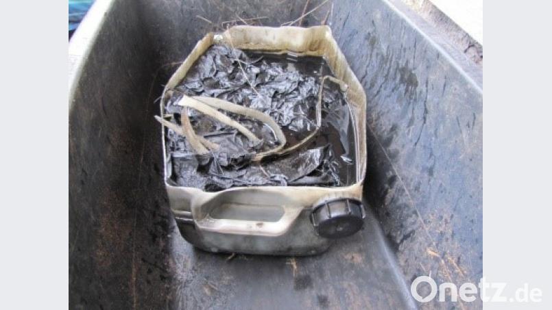 Der offene Kanister mit Altöl. Bild: Polizei