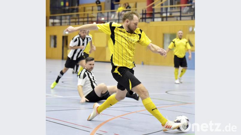 Bezirksmeisterschaft 2019 Senioren A Futsal
Saison: 2018/19
Szene aus dem Spiel des späteren Turniersiegers SG Regenstauf (gestreifte Trikots) gegen die DJK Vilzing (in Gelb) Bild: Ziegler