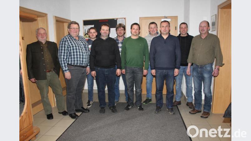 Die beiden Jagdpächter Bernhard Brandstätter (links) und Michael Portner (rechts) harmonieren gut mit den Jagdgenossen, denen weiterhin Josef Bauer (Zweiter von links) mit seiner neu gewählten Mannschaft vorsteht. Bild: frd