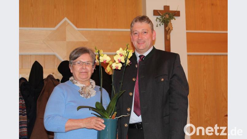 Mit einem Blumenpräsent dankte CSU-Vorsitzender Markus Scharnagl der ausgeschiedenen Frauen-Union-Ortsvorsitzenden Eleonore Tippmann, die zehn Jahre lang die Frauenunion geführt hat. Frau Tippmann bleibt der FU und der CSU aber weiter erhalten. (jr) Bild: jr