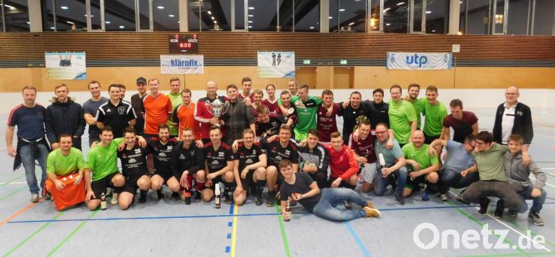 Den neunten UTP-Cup gewann die Fußballstammtischmannschaft Plössen (vorne, schwarze Trikots). Bild: hai