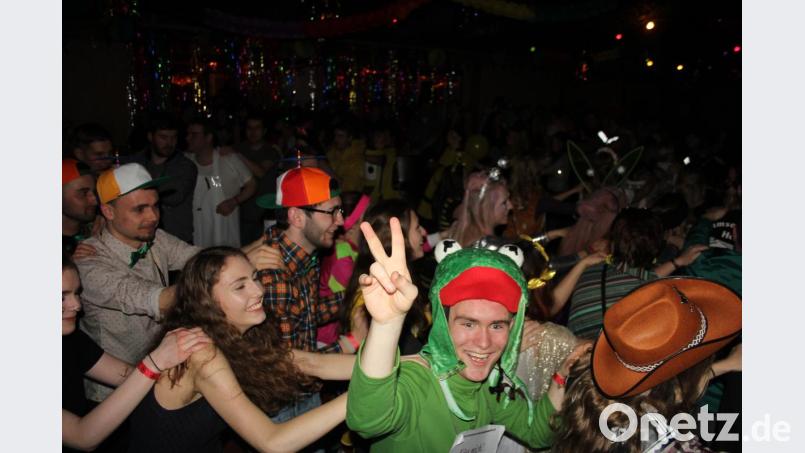 Bei der Polonaise konnten die Ballgäste ihre tollen Masken präsentieren und sich für die Maskenprämierung in Szene setzen. Bild: frd