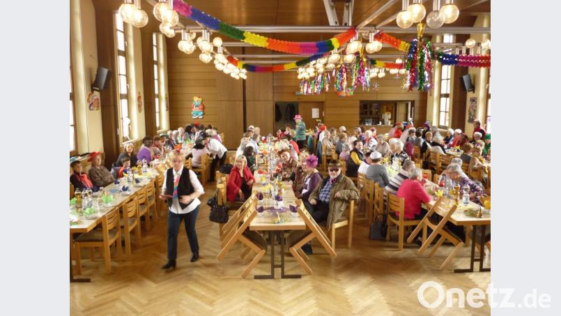 Blick in den vollbesetzten Josefsheimsaal beim Fasching des Katholischen Frauenbundes Mitterteich. Bild: jr
