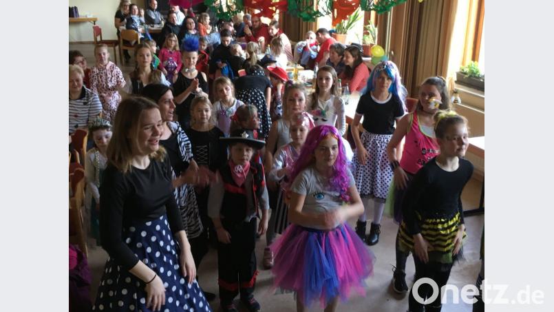 Beim Kinderfasching im Theresienheim haben die kostümierten Mädchen und Buben viel Spaß. Bild: cro