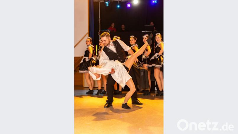Im Bademantel aus der Dusche: Tanzpaar Theresa Schreiber und Kevin Hagn führten beim Showtanz &quot;Hotel&quot; immer wieder kleine Soloauftritte auf. Bild: sml