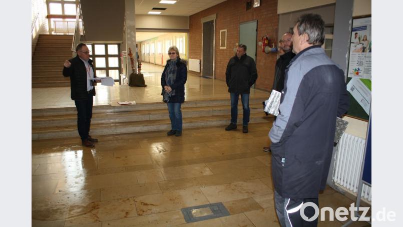 Die bevorstehende behindertengerechte Umgestaltung des Eingangsbereichs der Volksschule erklärte Architekt Wolfgang Schultes (links) dem Bauausschuss. Bild: bjp Bild: bjp