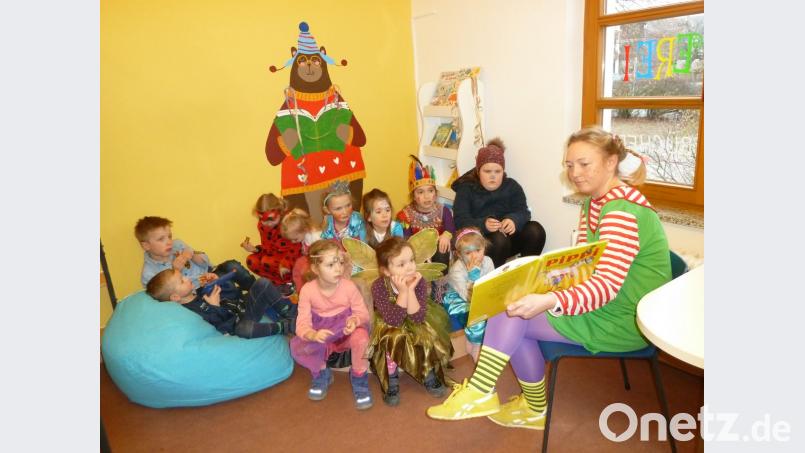 Geschminkt lauschen die Kinder in der Pfarrbücherei den Erlebnissen von Pippi Langstrumpf. Bild: wrt