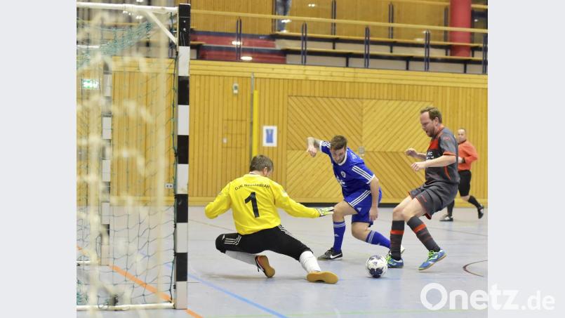 Bezirksmeisterschaft 2019 Senioren A Futsal
Saison: 2018/19
Szene aus dem Spiel: SV Raigering (in Blau) gegen die DJK Neustadt/WN Bild: Ziegler