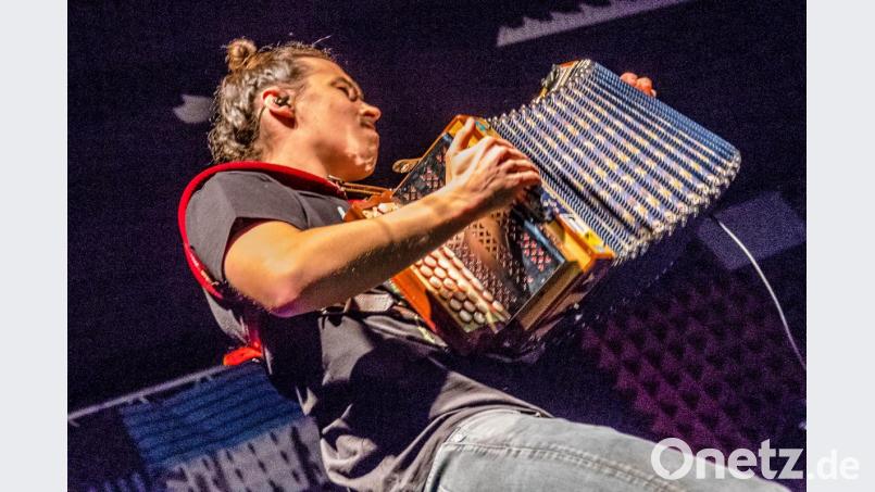 Ein Bass- solo mit der Steyrischen. Möglich macht es ein Bassregister, dass mit einem Synthesizer verbunden ist Bild: chl