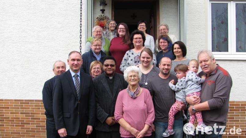 Gertrud Friedrich (Vorne Mitte) feierte im Kreise ihrer Familie den 80. Geburtstag. Viele Gratulanten kamen zum Weißwurstfrühstück und auch zur Familienfeier. Für den Markt Mantel gratulierte Bürgermeister Richard Kammerer (vorne 2. v. links) Bild: sei