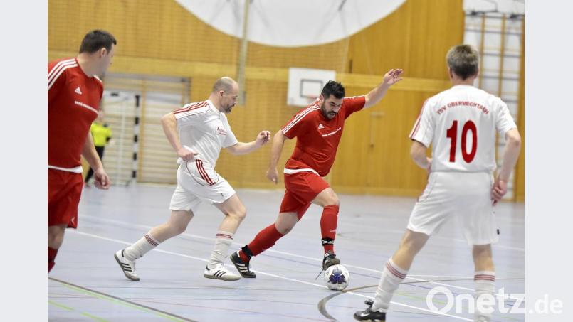 Bezirksmeisterschaft 2019 Senioren A Futsal
Saison: 2018/19
Szene aus dem Spiel des TSV Oberviechtach (in Weiß) gegen den FC Weiden-Ost Bild: Ziegler