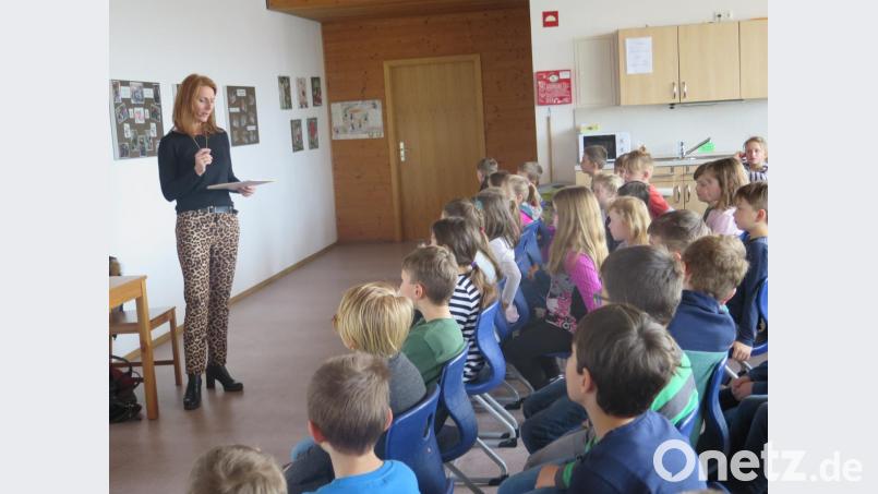 Bei ihrer Lesung zog die Autorin Nina Weger die Kinder von Anfang an in ihren Bann. Bild: jzk