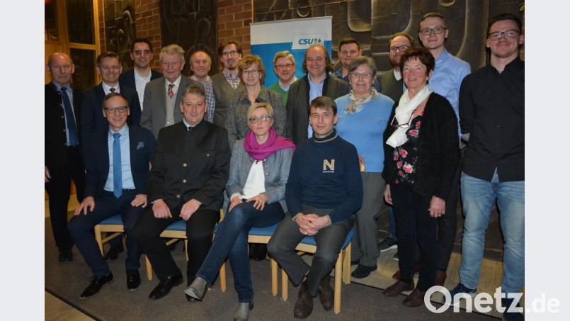 Mit dieser Mannschaft geht die CSU Waldsassen in die kommenden zwei Jahre. Geführt wird die CSU (sitzend von links) von Bernd Sommer, Vorsitzenden Markus Scharnagl, Sabine Schiml und Jörg Wifling. Stehend (von links) die Ehrengäste, 2. Bürgermeister Karlheinz Hoyer, CSU-Kreisvorsitzender Tobias Reiß und Europakandidat Christian Doleschal. Bild: jr