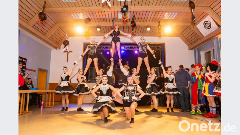 Die Prinzengarde des TSV Reuth überzeugt mit ihrem Auftritt bei der Feuerwehr Faschingsparty Bild: sml