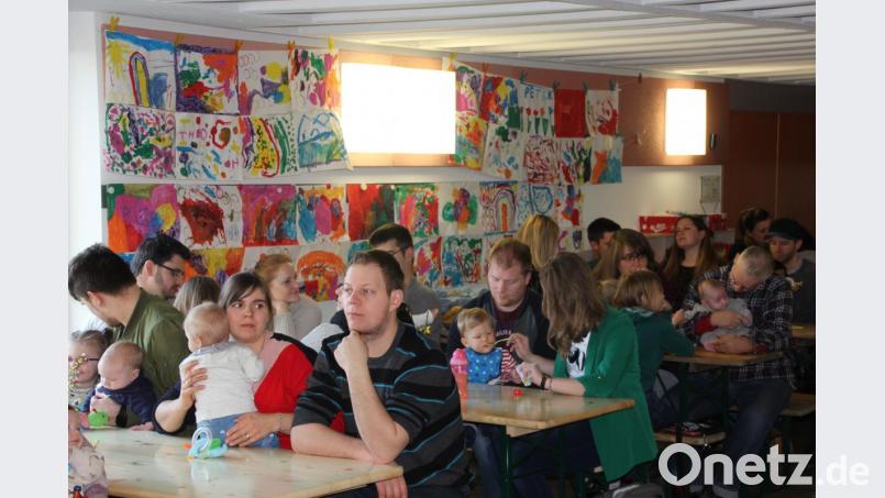 Viele junge Familien waren mit ihren Kleinkindern zum Empfang der Stadt gekommen. Bild: kro