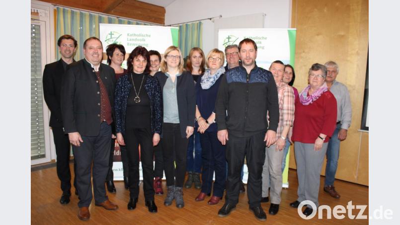 Manfred Wendl (Zweiter von links) und Monika Pürzer (Vierte von links) leiten die Katholische Landvolkbewegung. Sie können auf ein kompetentes Führungsteam bauen. Bild: pko