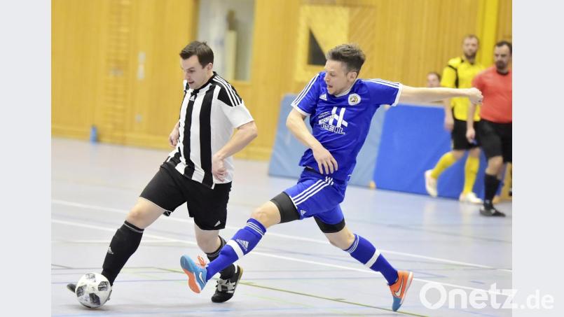 Bezirksmeisterschaft 2019 Senioren A Futsal
Saison: 2018/19
Szene aus dem Halbfinale mit dem späteren Turniersieger SG Regenstauf (links) und dem SV Raigering mit Sebastian Dandorfer (rechts Bild: Ziegler