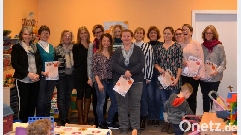 Die frisch gebackenen Familienbegleiter bekamen ihre Zertifikate. Dazu gratulierten auch Ausbilderin Silke Gesinn (Sechste von rechts), die Vorsitzende des SkF, Hermine Rodde (Dritte von links), Petra Preißler-Urbanek (Fünfte von links) sowie die KoKi-Mitarbeiterinnen Andrea Binder (links), Carola Glötzl (Vierte von links) und Nicole Steger (Sechste von links). Bild: exb
