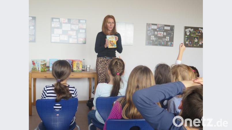 Bei ihrer Lesung zog die Autorin Nina Weger die Kinder von Anfang an in ihren Bann. Bild: jzk