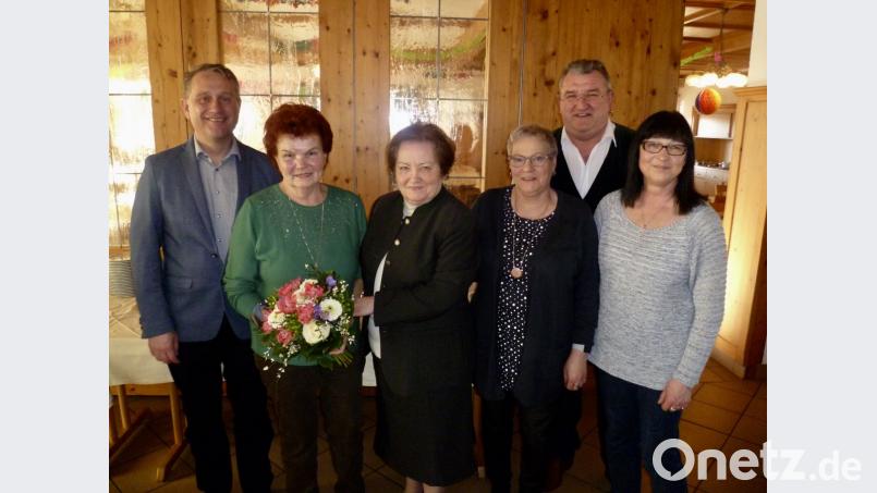 In der Jahreshauptversammlung des VdK-Ortsverbands Luitpoldhöhe-Poppenricht gab es Blumen für Monika Pirkl (Zweite von links) als 300. Mitglied. Dazu gratulierten (von links) 2. Bürgermeister Hermann Böhm, VdK-Kreisvorsitzende Marianne Kieß-Baldasty, Frauenbeauftragte Eva Senft sowie die Vorstandsmitglieder Frank Senft und Hedwig Rössner. Bild: usc