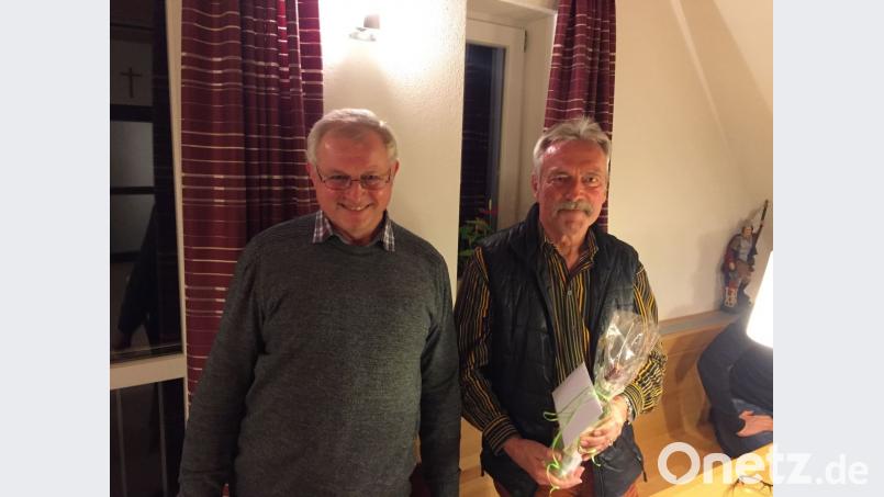 Vier Jahrzehnte stellte Alfred Hammer (rechts) seine Arbeitskraft in den Dienst des Zweckverbandes Wasserversorgung Glaubendorfer Gruppe. Jetzt verabschiedete ihn Vorstand Hans Müller (links) in den Ruhestand. Bild: bnr