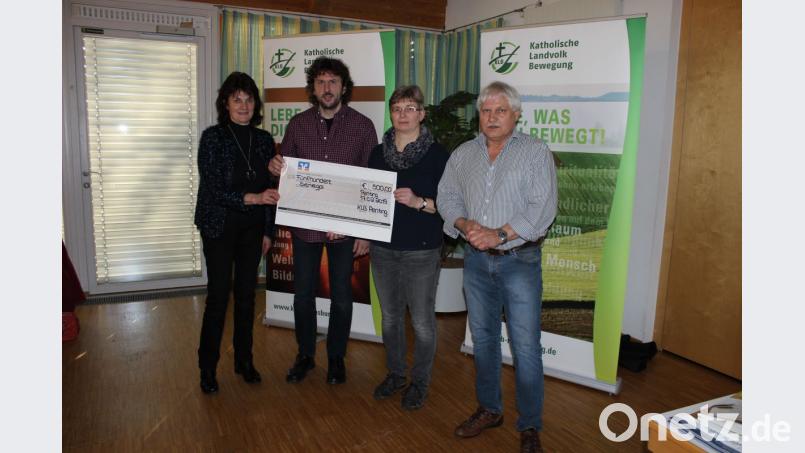 Sonja Hauser (Zweite von rechts) und Peter Nissl (rechts) überreichten Monika Pürzer und Klaus Hirn 500 Euro von der KLB Penting für das Senegalprojekt. Bild: pko