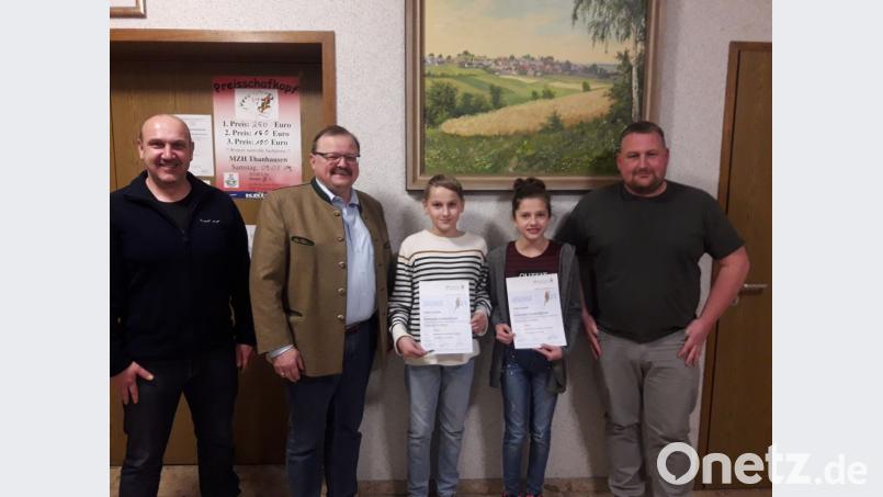 Dirigent Alexander Franz überreichte gemeinsam mit Bürgermeister Alfred Stier und 2. Dirigenten Christian Pecher die Jungmusikernadel an Fabian Schuller und Luisa Freundl. Im Bild (von links) Alexander Franz, Alfred Stier, Fabian Schuller, Luisa Freundl und Christian Pecher. Bild: rdh