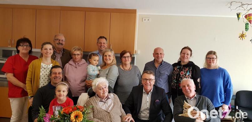 Ihren 95. Geburtstag feierte am Sonntag Olga Prucker (vorne). Neben der Familie und Vertretern des Seniorenheims gratulierte auch Bürgermeister Franz Stahl (vorne Zweiter von rechts). Bild: pjss