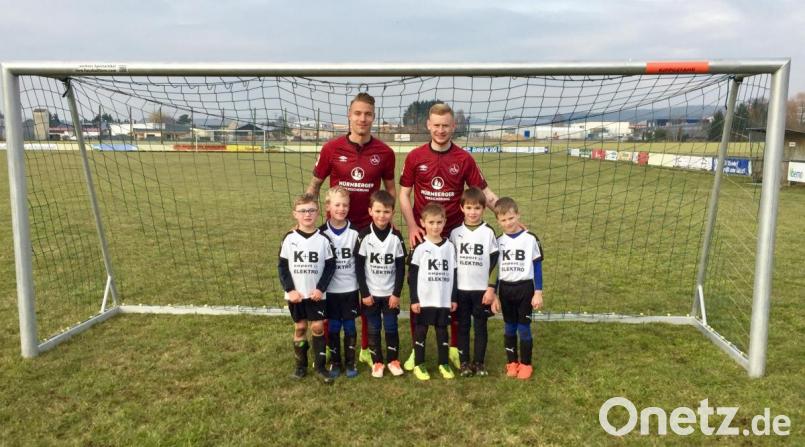 Die beiden Fußballprofis Ondrej Petrak (links) und Sebastian Kerk (rechts) vom 1. FC Nürnberg spielten mit den Nachwuchsfußballern des SV Diendorf bei einem Videodreh. Bild: exb