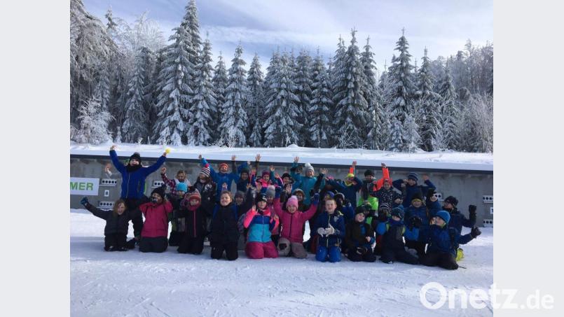 Hellauf begeistert waren die Dritt- und Viertklässler der Grundschulen Hirschau, Ehenfeld und Schnaittenbach vom Wintersporttag, den sie auf Initiative ihrer Sportlehrerin Susanne Gebhardt im Skilanglaufzentrum Silberhütte verbrachten. Im Bild die 3. Klasse der GS Hirschau und die Kombi-Klasse 3/4 der GS Ehenfeld. Bild: u