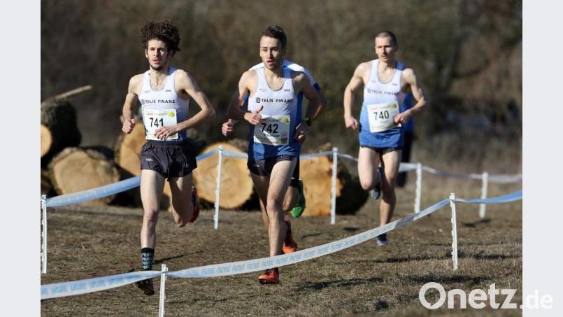 Tim Ramdane Cherif (von links) und Maximilian Zeus ließen der Konkurrenz bei der bayerischen Crosslaufmeisterschaft keine Chance. Der Pirker Zeus landete am Ende auf dem zweiten Rang. Bild: Kiefner