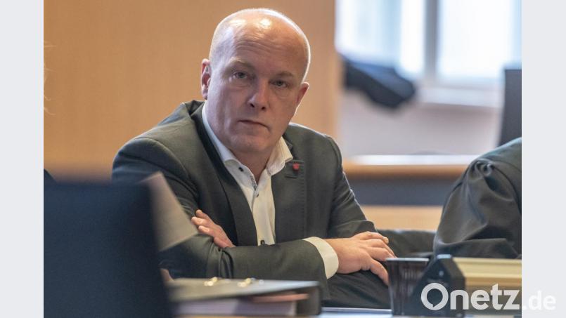 Joachim Wolbergs (SPD), suspendierter Regensburger Oberbürgermeister, sitzt im Verhandlungssaal im Landgericht. Bild: Armin Weigel/dpa